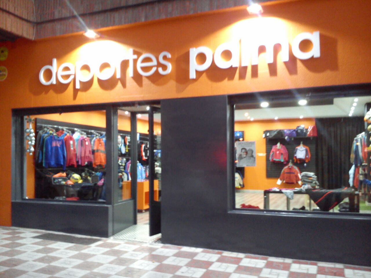 Fachada de la Tienda de Deportes Palma en la Chana